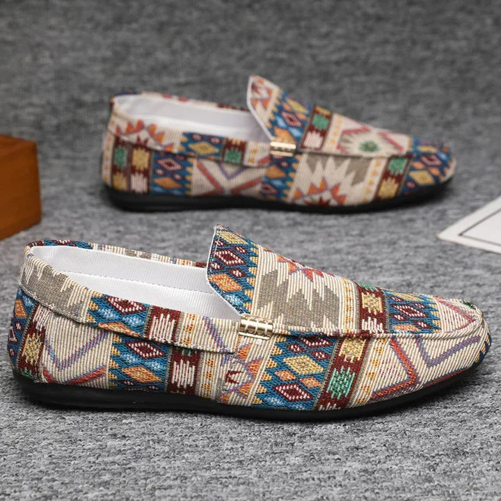 Leichte Männerschuhe mit Aztekenmuster. Bequeme Slip-On Slipper, perfekt als Freizeitschuhe.