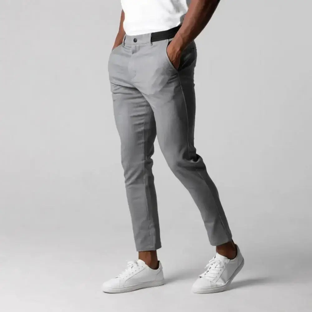 Schwarze, dehnbare Herrenhose im Slim Fit. Stilvolle, schmale und bequeme Freizeithose für moderne Männer.