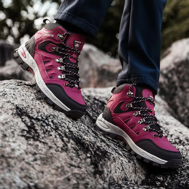 Robuste Damen Wanderschuhe, knöchelhoch, für sicheren Halt auf anspruchsvollen Wanderwegen.
