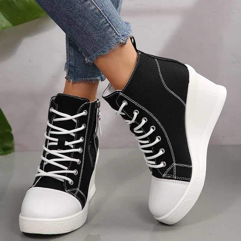 Damen Plateau-Sneaker in Schwarz, stilvoll und vielseitig, perfekt für Freizeit und Alltag.