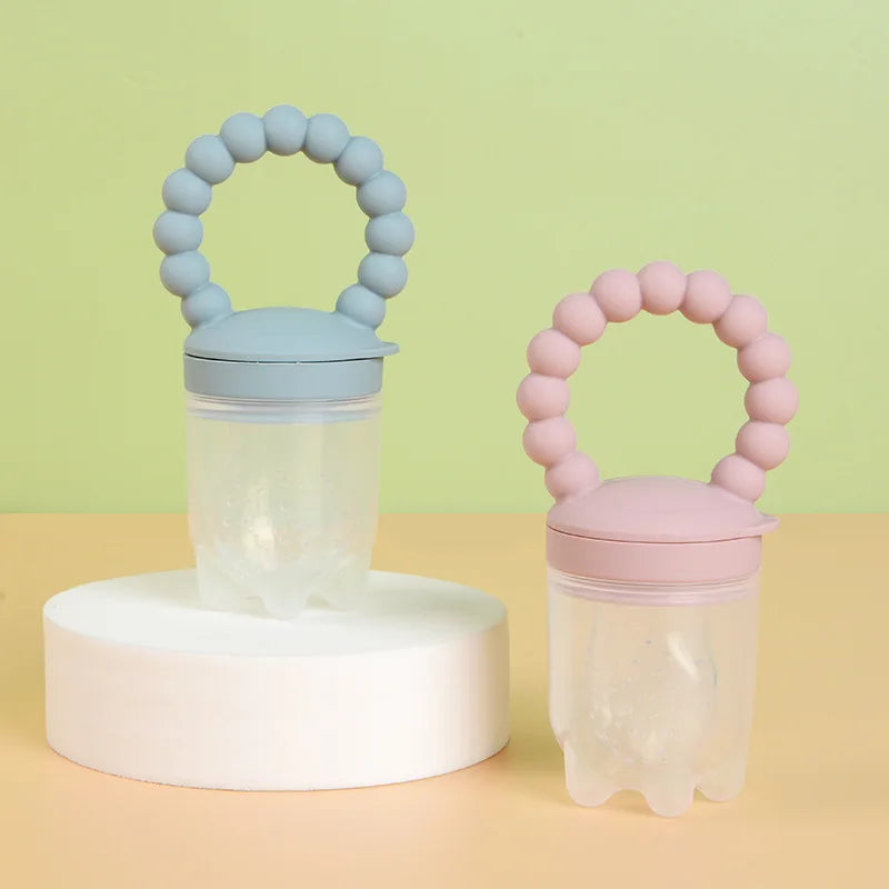 Kleinkind genießt Fruchtschnuller, ideal für Beikost-Einstieg & gesunde Babynahrung.