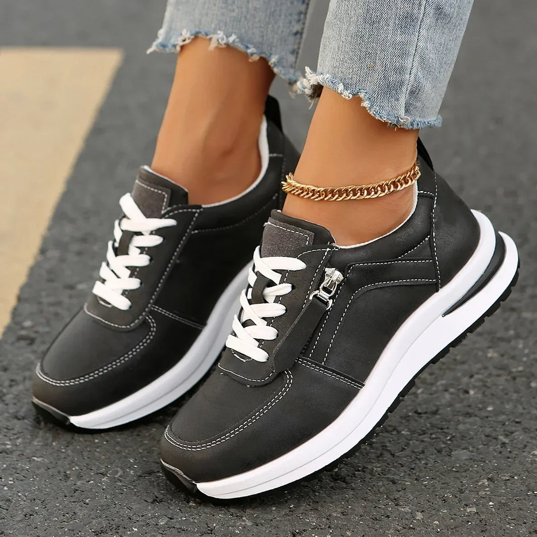 Elegante Damen Plateau Sneakers, Vorderansicht mit Schnürsenkeln, orthopädisch und bequem.
