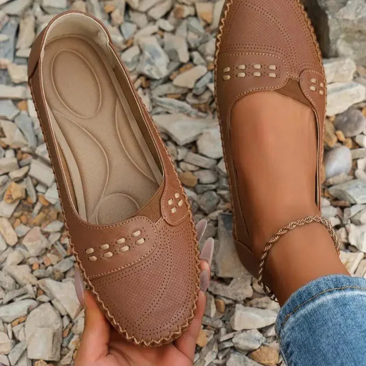 Beige klassische Damen Loafer mit flacher Sohle, eleganter Look für warme Tage & frühlingshafte Outfits.
