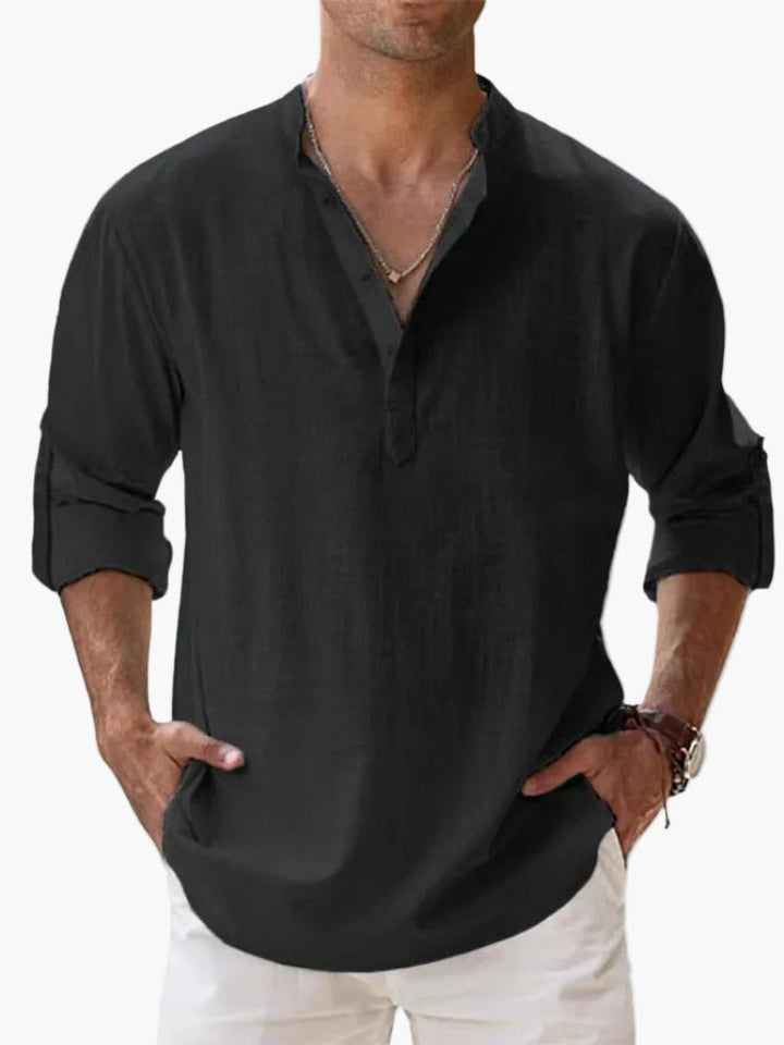 Schwarzes Herren Henley Hemd mit Krempelärmeln, stilvoll und casual für modische Sommerlooks.