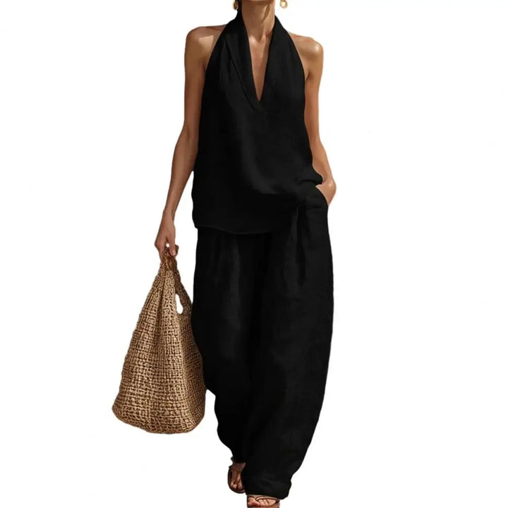 Nahaufnahme des hochwertigen Damen Zweiteilers: Elegantes V-Ausschnitt Top & High-Waist Hose. Modisch & schadstofffrei.
