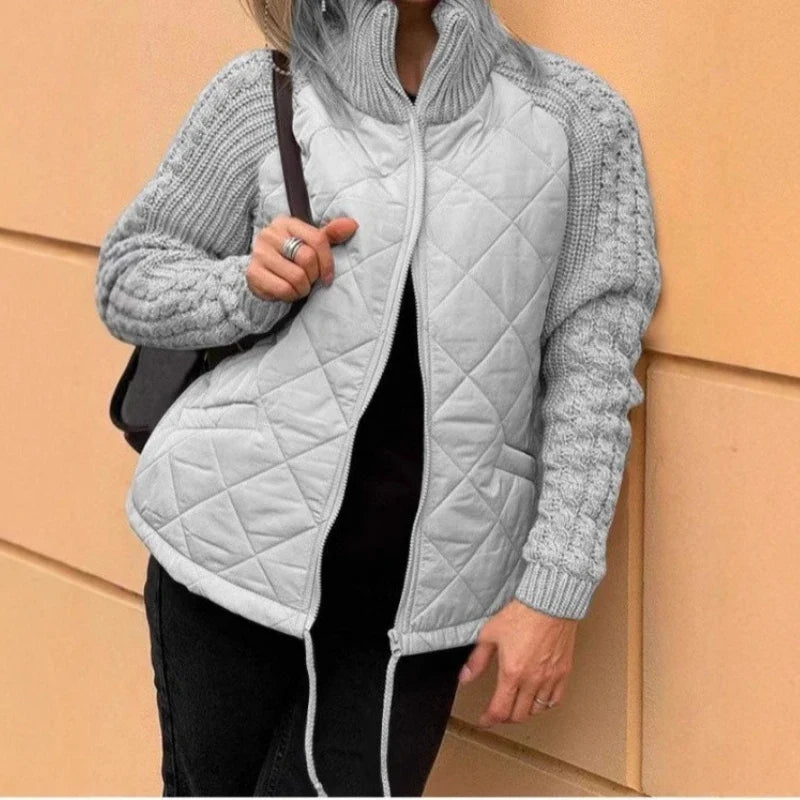 Stilvoller Damen Cardigan mit Reißverschluss, bequem und perfekt als Freizeitjacke oder Übergangsmantel.