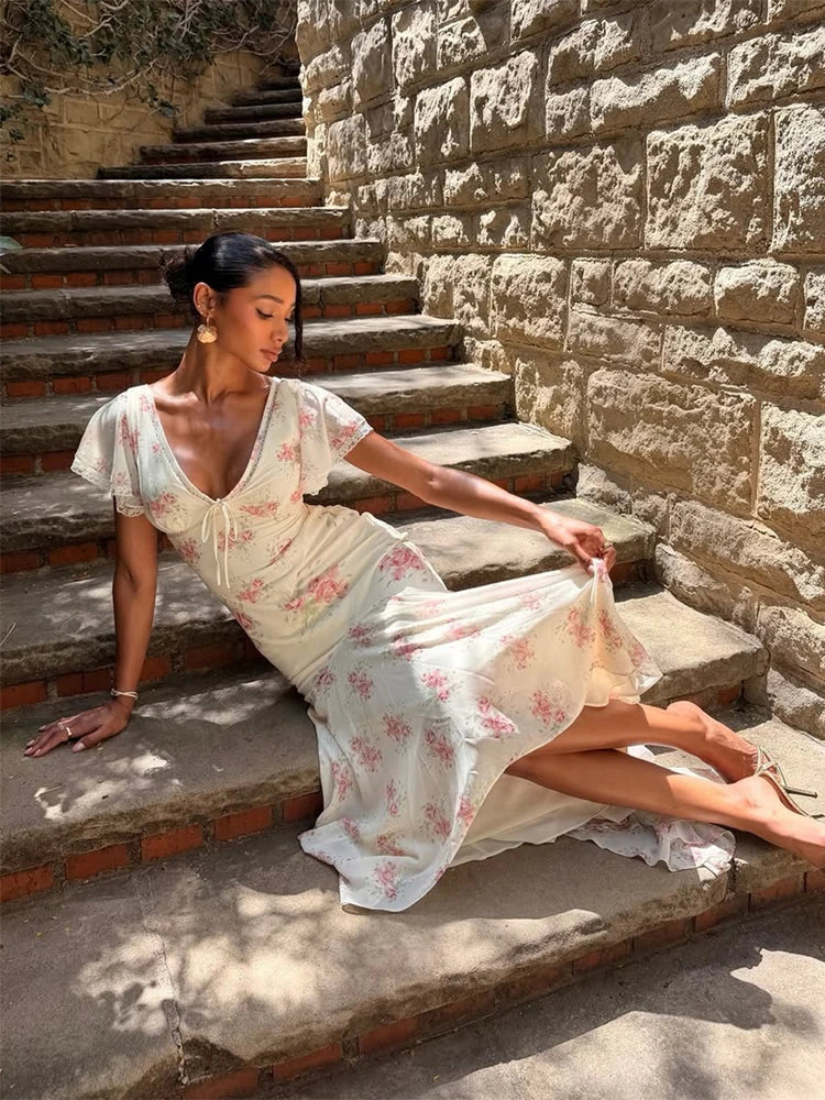 Damen Sommerkleid, Midi, mit Blumen, V-Ausschnitt, femininen Flatterärmeln und eleganten Plissees.