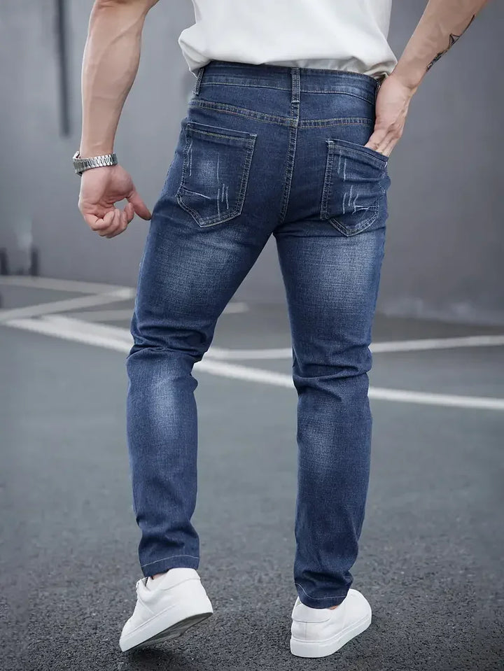 Komfortable Herren Tapered Jeans im Slim Fit. Ideal als stylische Freizeithose für den Alltag.