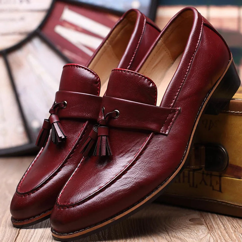 Elegante Herren Slip-On Loafer mit glänzender Oberfläche und stilvollen Doppelquasten für festliche Anlässe.