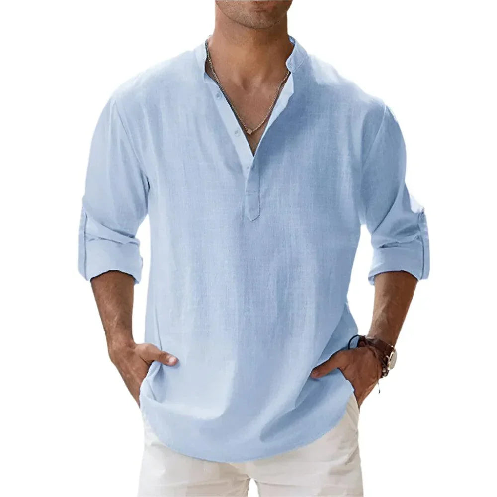 Mann trägt ein bequemes, einfarbiges Herren Henley-Shirt mit Stehkragen, perfekt für Freizeit im Herbst.