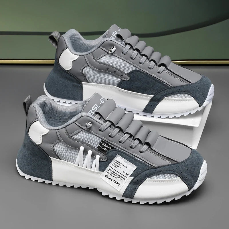 Detailaufnahme der Oberfläche der dunkelgrauen Herren Knöchelstiefel. Robuste Männerschuhe mit griffiger Sohle.