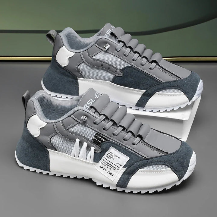Detailaufnahme der Oberfläche der dunkelgrauen Herren Knöchelstiefel. Robuste Männerschuhe mit griffiger Sohle.