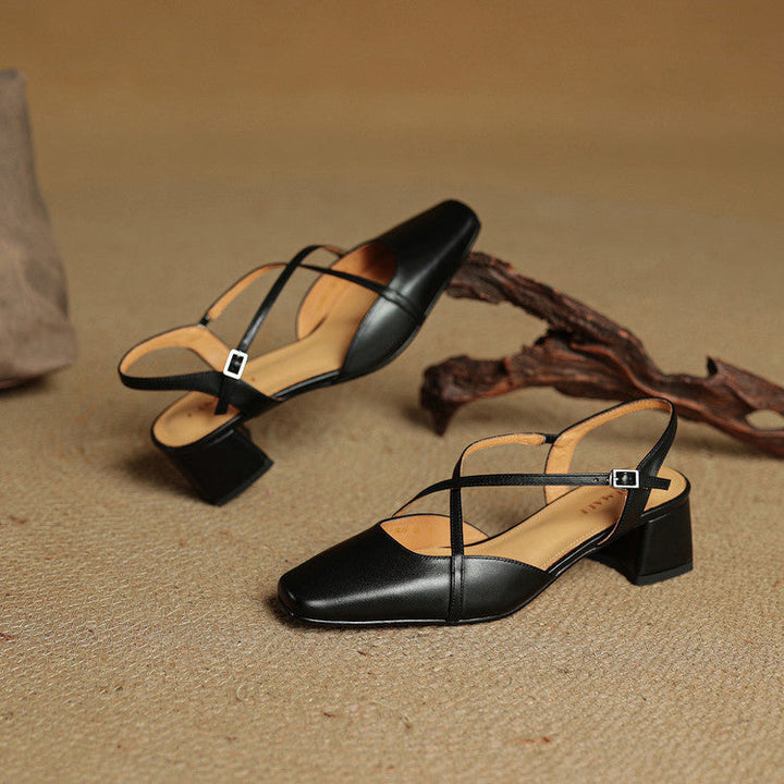 Elegante schwarze Pumps für Damen mit Riemchen, ideal als klassische Abendschuhe.