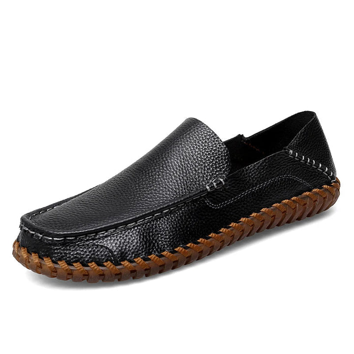 Vielseitige Herren Slipper: Elegante Slip-Ons mit feinen Nähten, ideal für Business & Alltag.