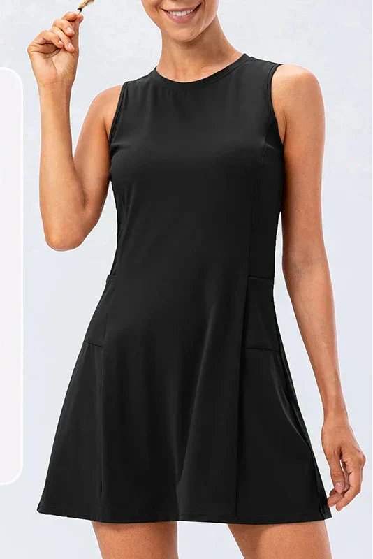 Schwarzes ärmelloses Damen Midi Sportkleid mit integrierten Shorts & praktischen Taschen. Performance.