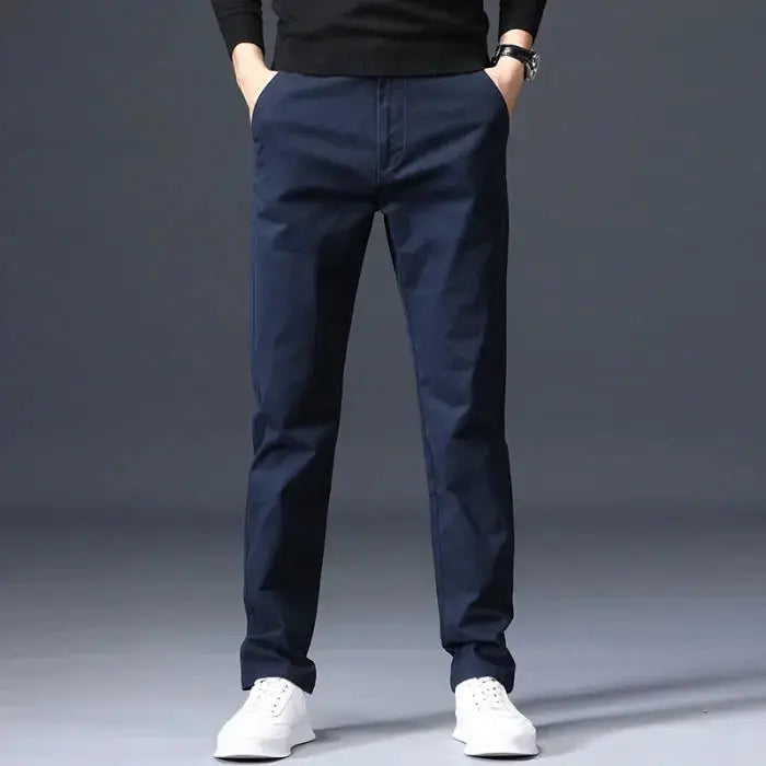 Detailansicht der minimalistischen Herrenhose mit geradem Schnitt, hochwertige Taschen & Bundverarbeitung.