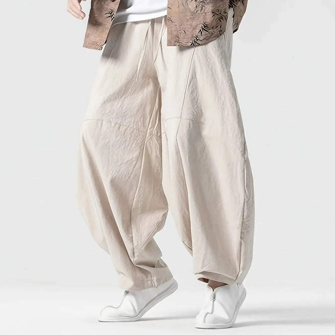 Stylische Herren-Weithose in Beige mit weitem Bein. Bequeme und elegante Hose für einen modernen Alltags-Look.