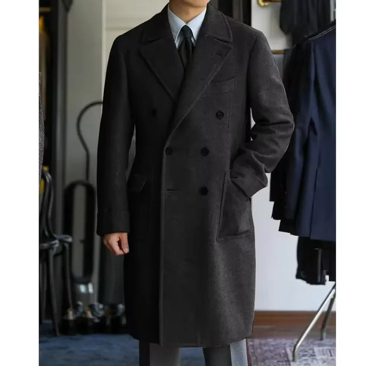 Eleganter Herren Wintermantel mit Stehkragen und praktischen Taschen, ideal für Business & Alltag.