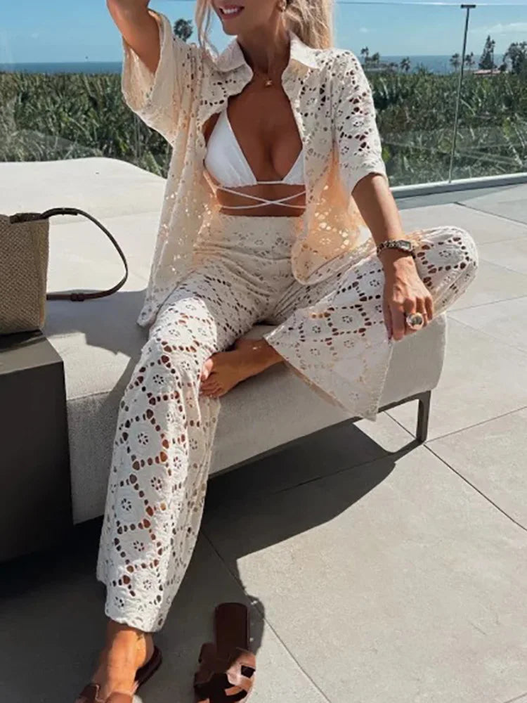 Stilvoller Damen Spitzen-Zweiteiler Livia mit weiten Hosen in einer Ganzkörperansicht, sommerlich elegant.
