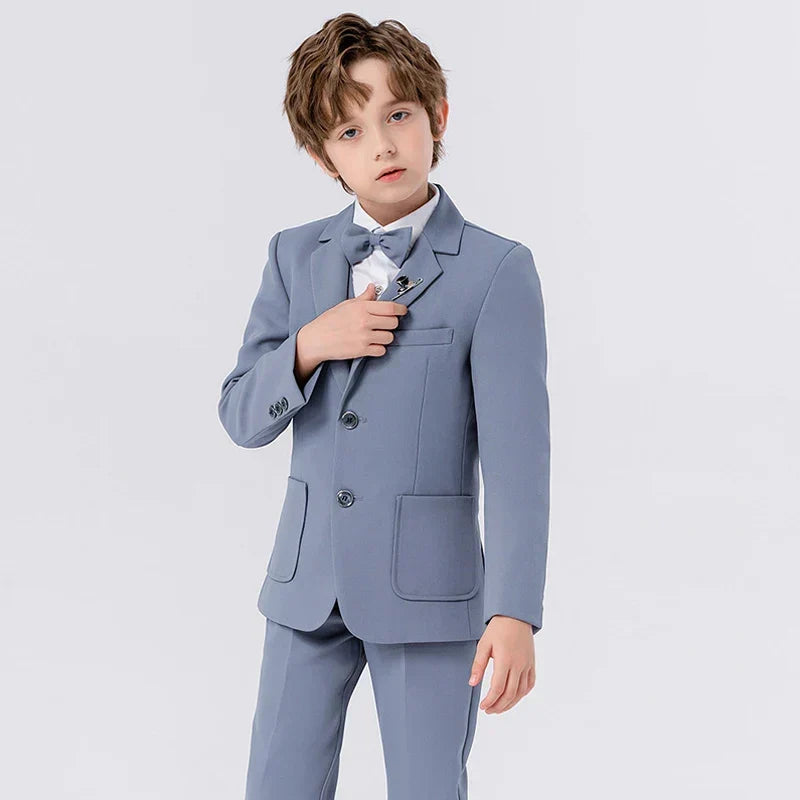 Jungen Smoking Set in Schwarz, 4-teilig. Edle Kinderkleidung für Hochzeit, Kommunion & besondere Feiern.