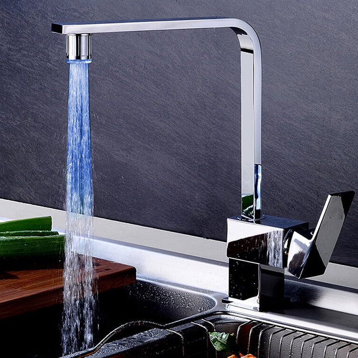 Dekorativer LED Wasserhahnaufsatz AquaGlow erzeugt einen dynamischen Lichteffekt und moderne Atmosphäre in jedem Badezimmer.