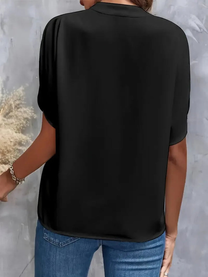 Moderne Damen Bluse mit vielseitiger, lockerer Passform. Eleganter V-Ausschnitt & leichte Flatterärmel.