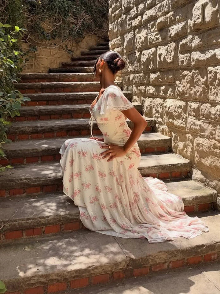 Trendiges Freizeitkleid, Midi-Länge, mit bunten Blumen, V-Ausschnitt, luftigen Flatterärmeln.