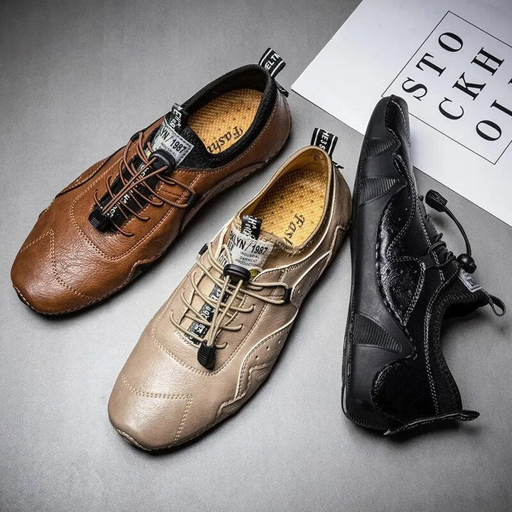 Paar beiger orthopädischer Herren-Schnürschuhe. Komfortable Freizeitschuhe für Herren, perfekt für den Alltag.