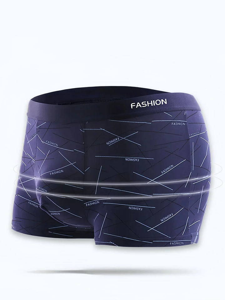Nahaufnahme einer atmungsaktiven Herren Boxer Short mit sportlichem Linienmuster. Aus 4er Pack.