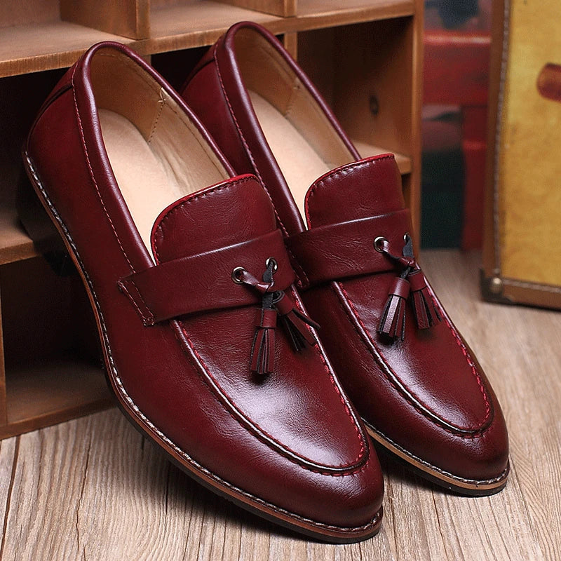 Herren Loafer mit Doppelquaste, glänzende, elegante Slip-On Herrenschuhe für stilvolle Outfits.