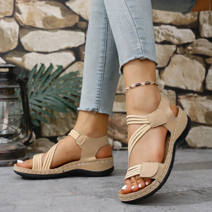 Detailansicht: Damen Riemchen Sandalen. Die flachen Sommerschuhe bieten Leichtigkeit, Komfort & Stil.