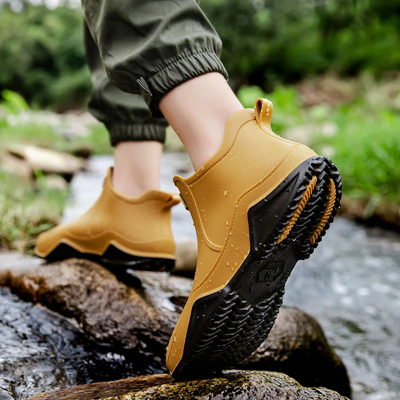 Stilvolle Herbstschuhe: Wasserdichte Damen Regenstiefel, halbhoch, mit Antirutschsohle.