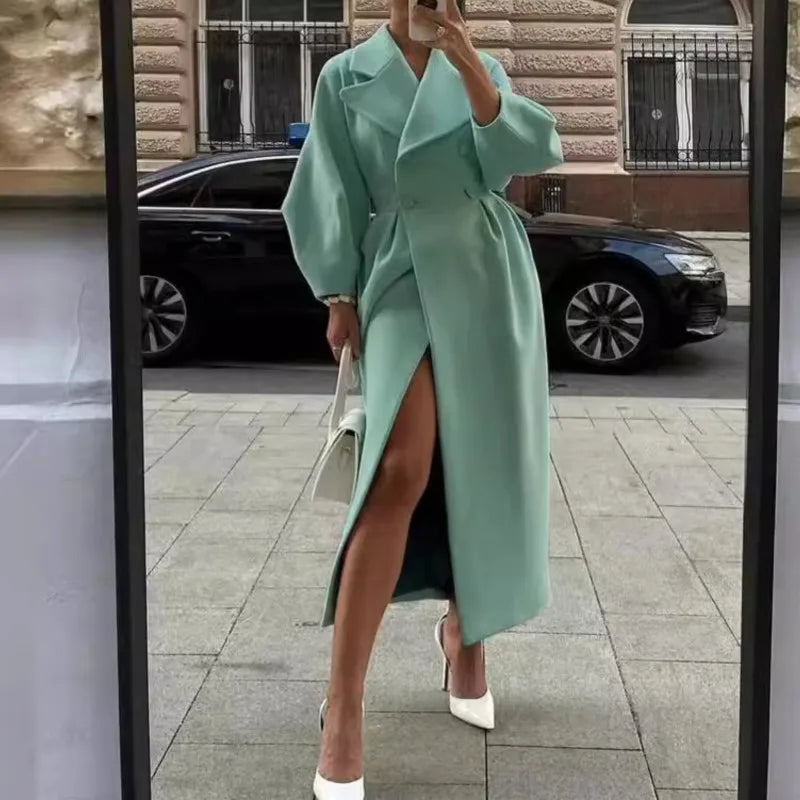 Moderner, eleganter Damen Mantel, ideal für den stilvollen Business- und Freizeit-Auftritt.