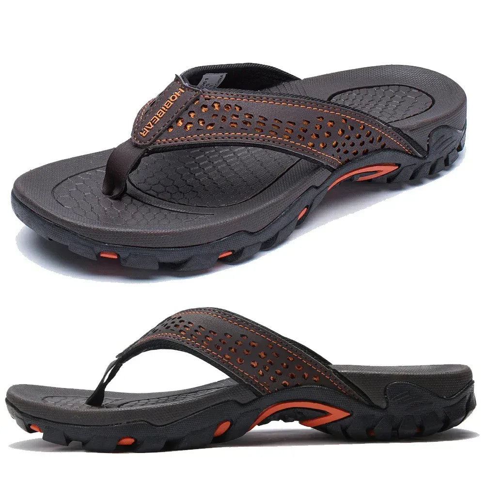 Mann trägt Herren Zehentrenner-Sandalen beim Spaziergang, zeigt Komfort und Bewegungsfreiheit.