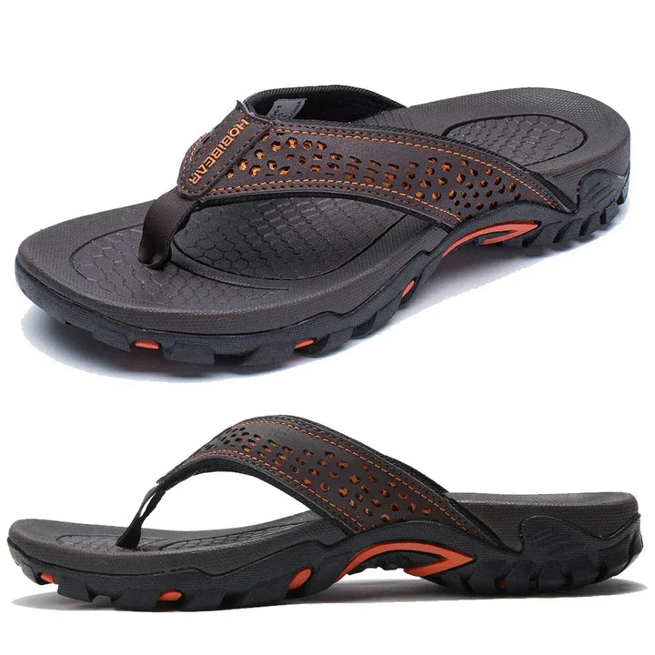 Mann trägt Herren Zehentrenner-Sandalen beim Spaziergang, zeigt Komfort und Bewegungsfreiheit.