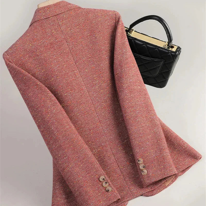 Moderner Damen Herbstblazer in Fischgrät-Optik. Elegante Jacke für stilbewusste Frauen.