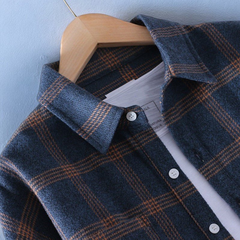Stilvolles kariertes Unisex Hemd, perfekt als bequeme Herbstmode und Freitzeitkleidung.