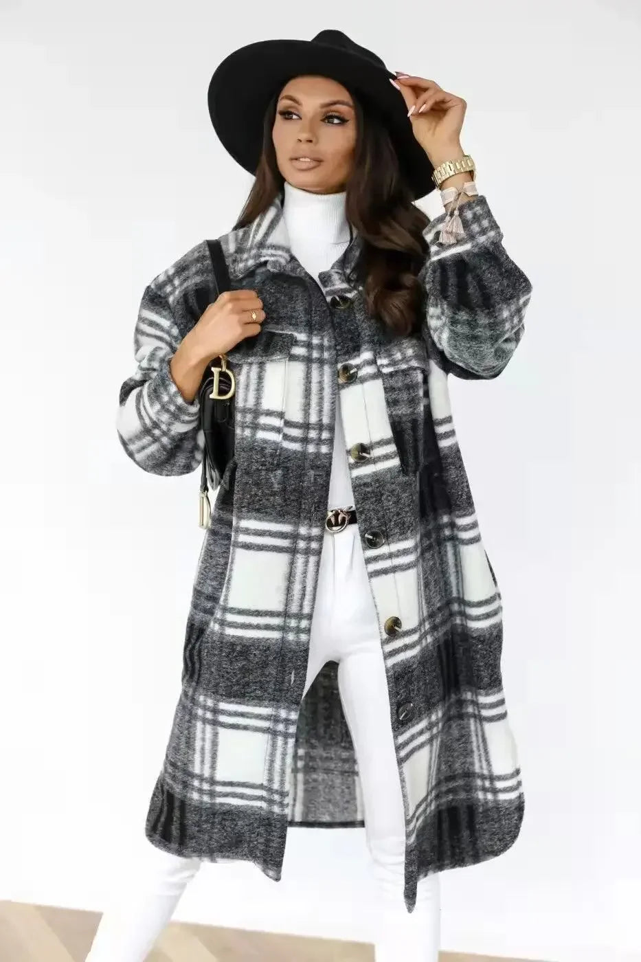 Langer, eleganter Damen-Karomantel für Herbst und Winter. Warme Oberbekleidung für jede Frau.