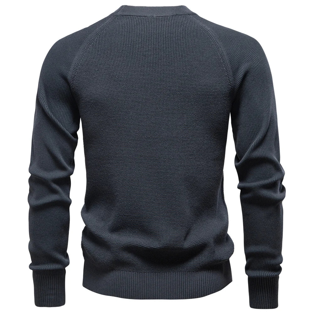 Eleganter Herren Langarm-Pullover mit Rundhalsausschnitt und Raglan-Ärmeln für Komfort.