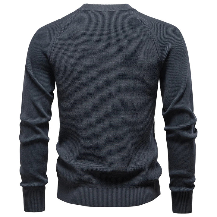 Eleganter Herren Langarm-Pullover mit Rundhalsausschnitt und Raglan-Ärmeln für Komfort.