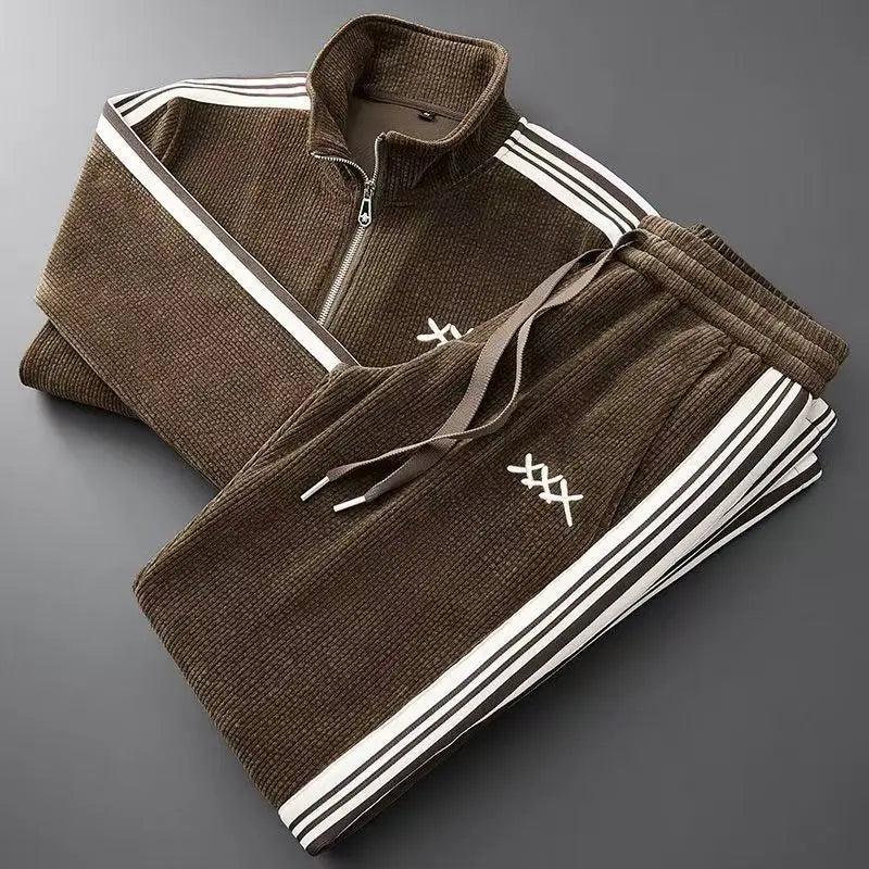 Stilvoller Herren Zweiteiler Trainingsanzug in Beige/Braun. Perfekt für Athleisure und Komfort.