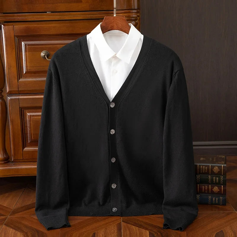 Klassischer unifarbener Herren Strickcardigan mit V-Ausschnitt und Knopfleiste. Perfekt für jede Jahreszeit.