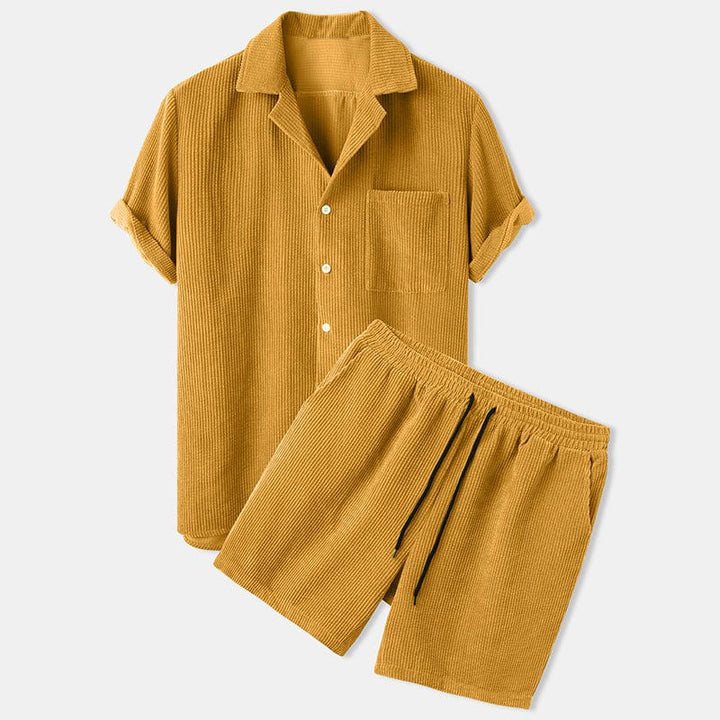 Khaki Herren-Zweiteiler: Komfortables Kurzarmhemd & Shorts. Ideal für entspannte Sommertage & Freizeit.