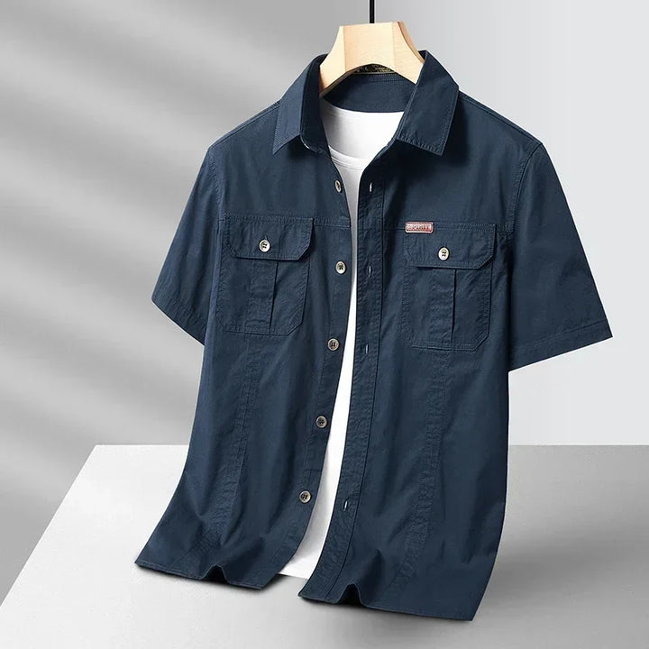 Herren Freizeit Hemd mit praktischen Brusttaschen, kurzer Knopfleiste und modernem Spitzkragen. Ideal für Casual Mode.