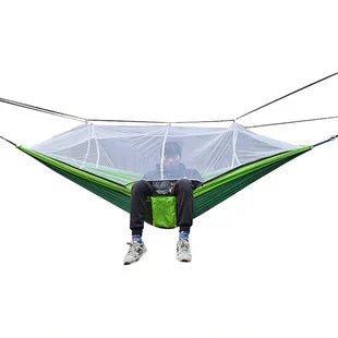 Ultraleichte Hängematte für Wanderungen und Outdoor-Aktivitäten, bietet Entspannung und Schutz vor Mücken.