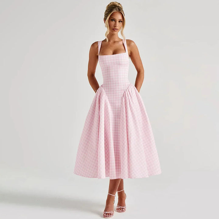 Fließendes Damen A-Linie Maxikleid mit modernem Karomuster. Bequemes Sommerkleid mit verstellbaren Trägern.
