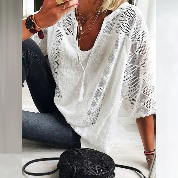 Elegante Damen Sommerbluse mit Spitze, V-Ausschnitt & Kurzarm. Bequemes, luftiges Oberteil für warme Tage.