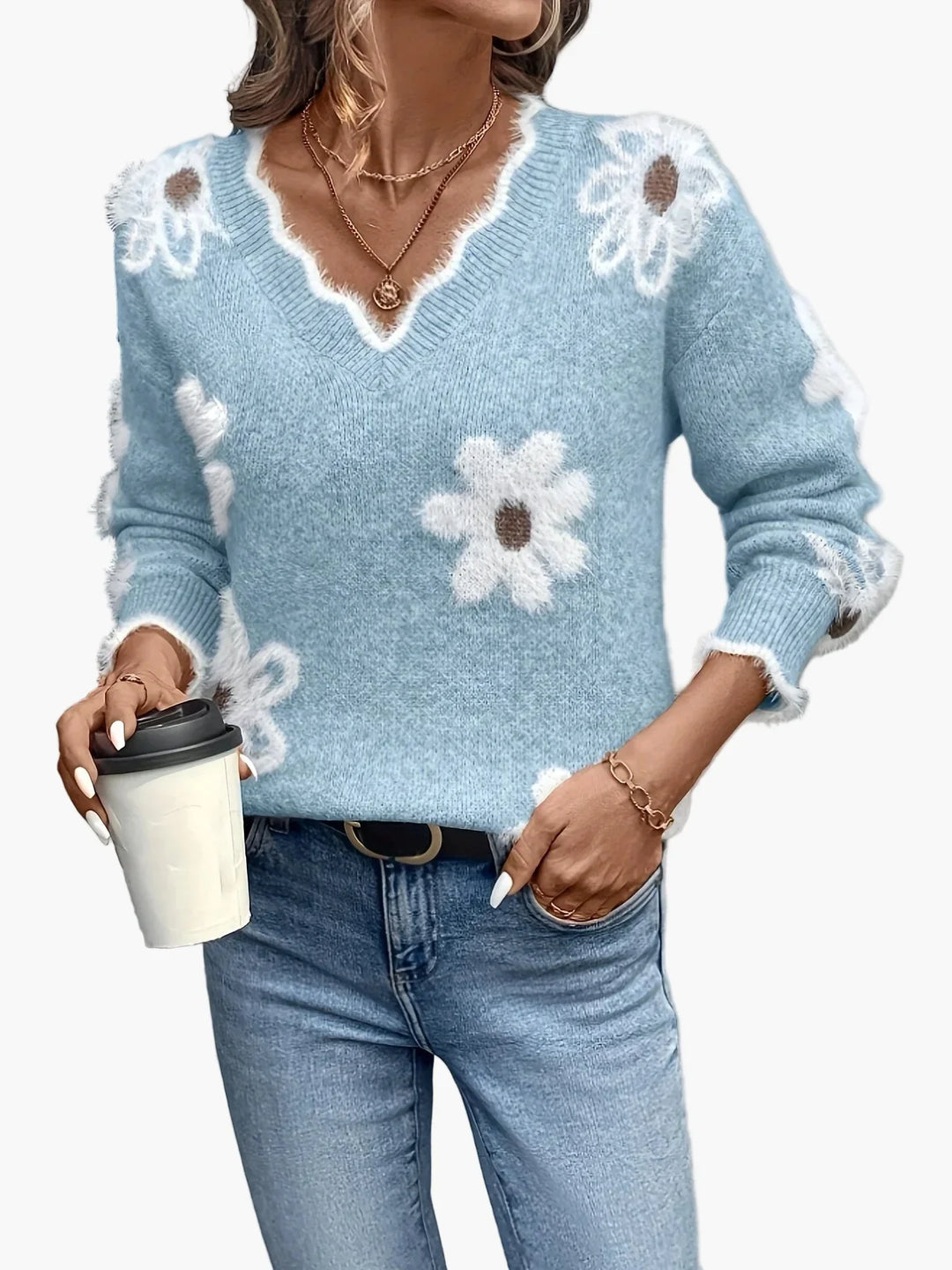 Detailaufnahme: Damen Strickpullover mit feinem Blumenmuster und V-Ausschnitt. Ein Herbst/Winter-Must-have.