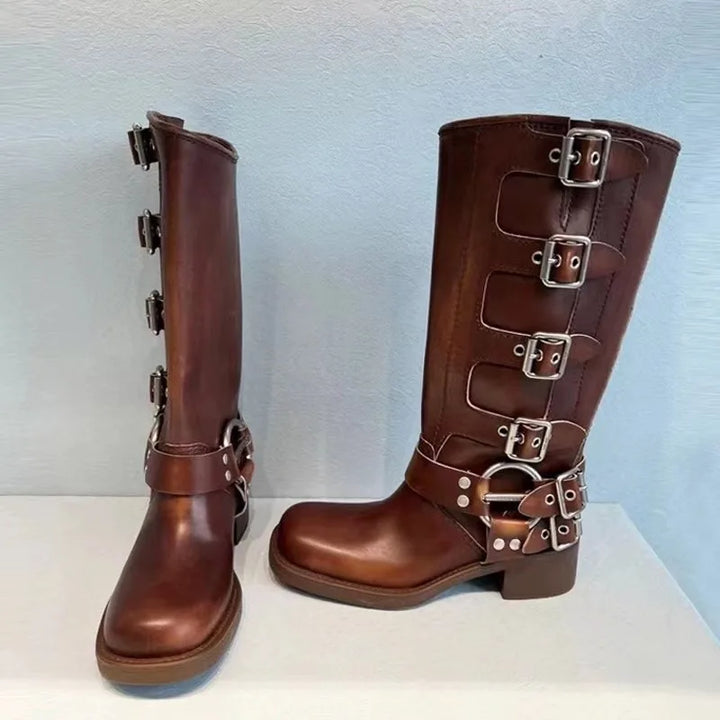 Stilvolle Damen Kniehohe Stiefel im Western-Stil mit niedrigem Absatz und Schnallendetails. Bequem und modisch.
