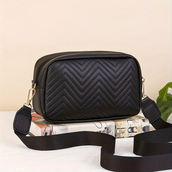 Vielseitige Damen Handtasche aus Kunstleder mit verstellbarem Gurt für verschiedene Tragevarianten.